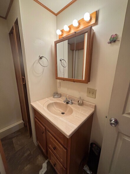 Building Photo - 615 June St