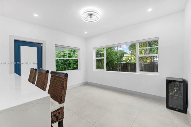 Building Photo - 570 SW 45th Ave