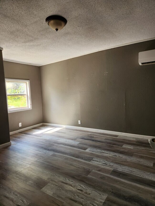 Building Photo - 4-Bedroom/1 Bath Home for Rent – $1,200/month – Columbus, KS