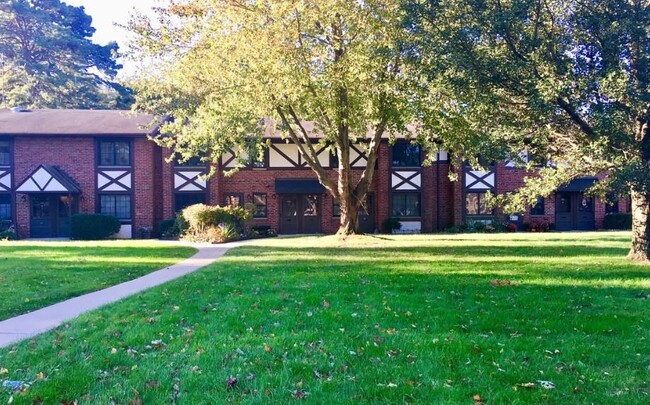 Building Photo - 47 Pinebrook Pl