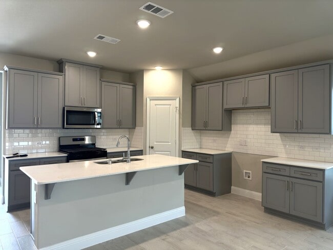Building Photo - LAGOON Community, like new house.