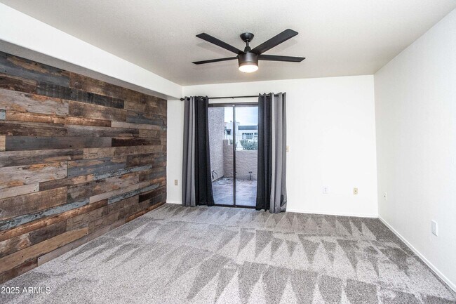 Building Photo - 1318 E Cobb Dr