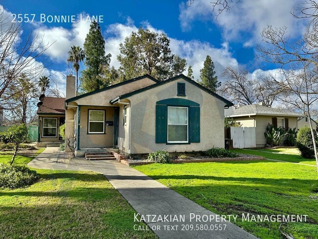 Building Photo - Miracle Mile 3-Bedroom 1-Bath Duplex