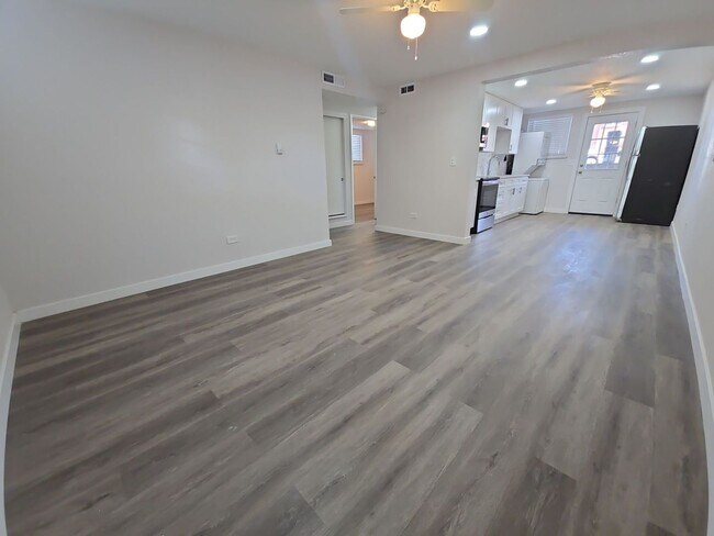 Building Photo - 2 Bed Garden Level Unit Available in Lakewood