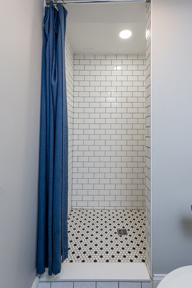 Building Photo - Beautifully Updated House - Awesome Montford Location