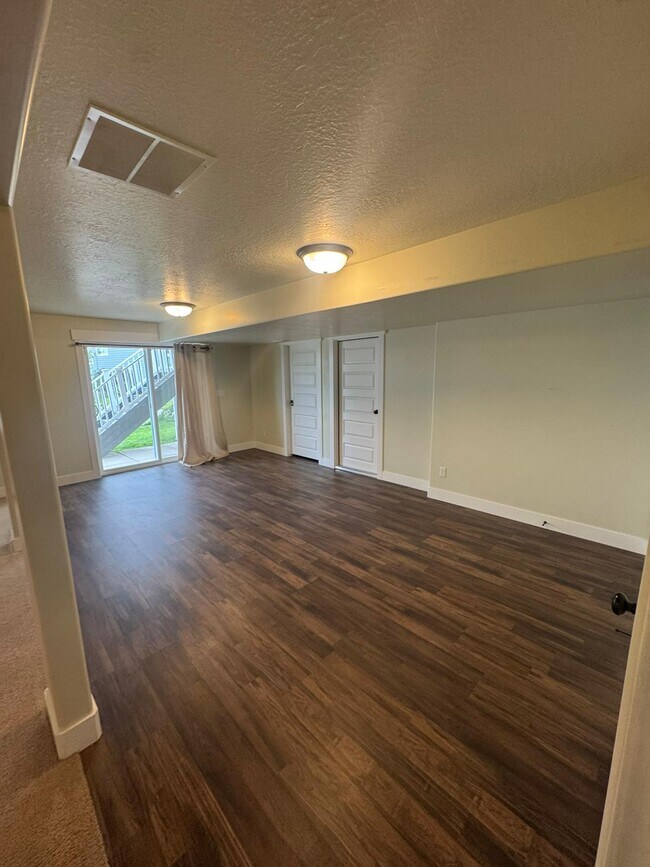 Building Photo - 1109 W Meridian Dr