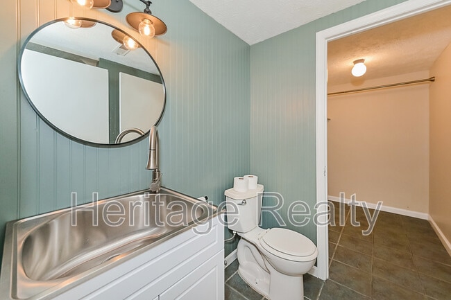 Building Photo - 9608 Clearwater Dr
