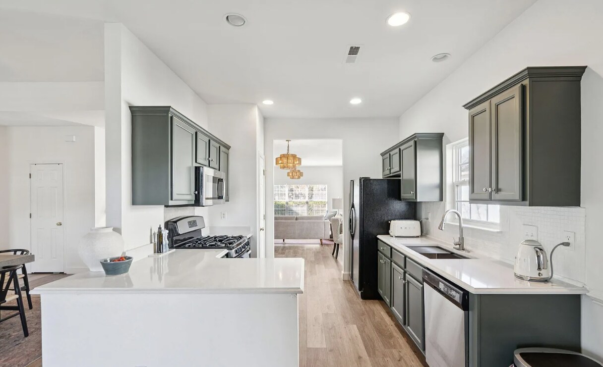 Building Photo - 2802 Summertrees Blvd