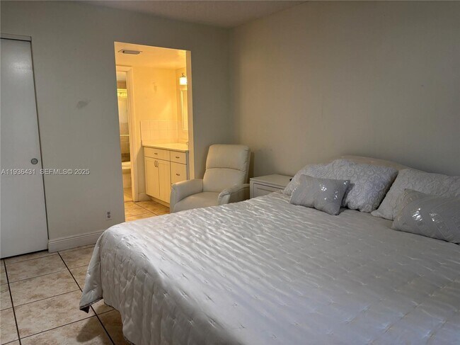 Building Photo - 351 Cambridge Rd