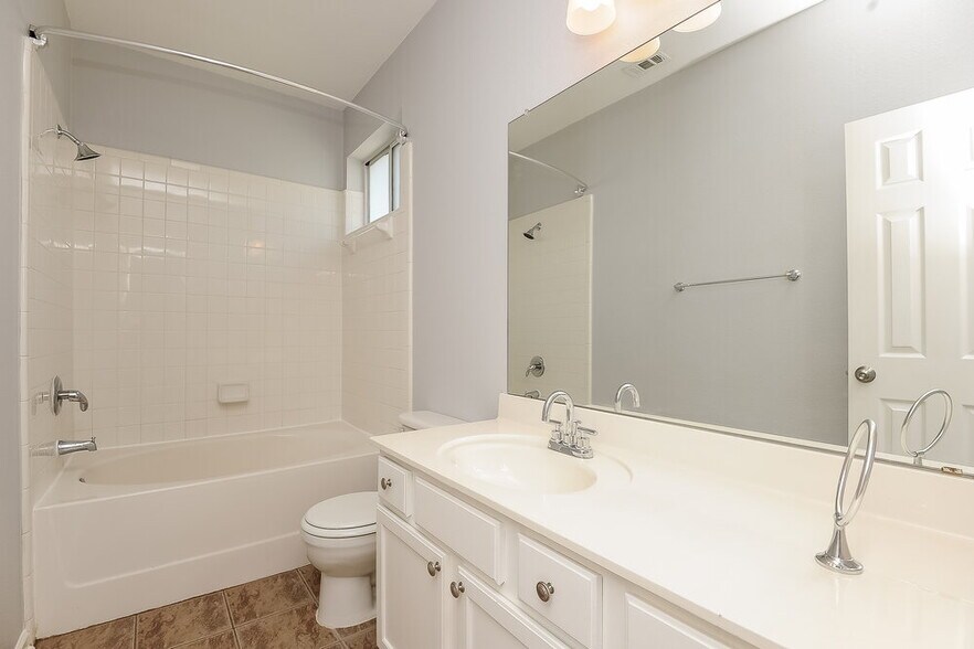 Building Photo - 9824 Birch Dr