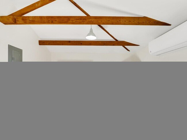 Building Photo - 544 W 17th Pl