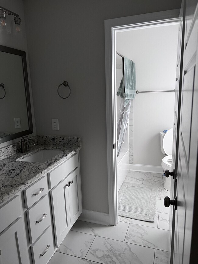 Building Photo - 557 Dexter Dr