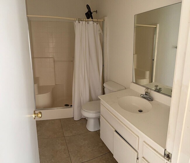 Building Photo - Spacious 4 bedroom / 3 Bathroom Jurupa Val...