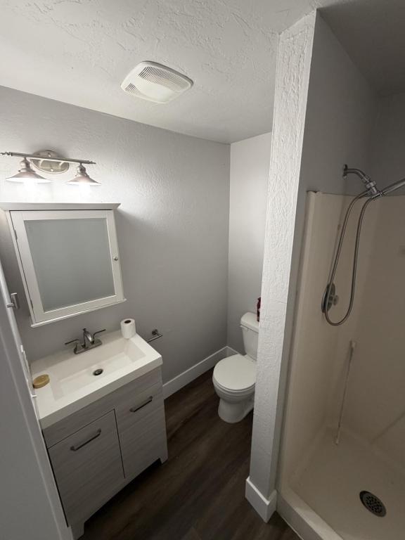 Building Photo - 908 E Violet Ave