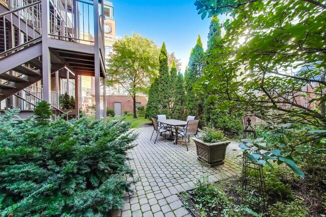 Building Photo - 4200 N Hermitage Ave