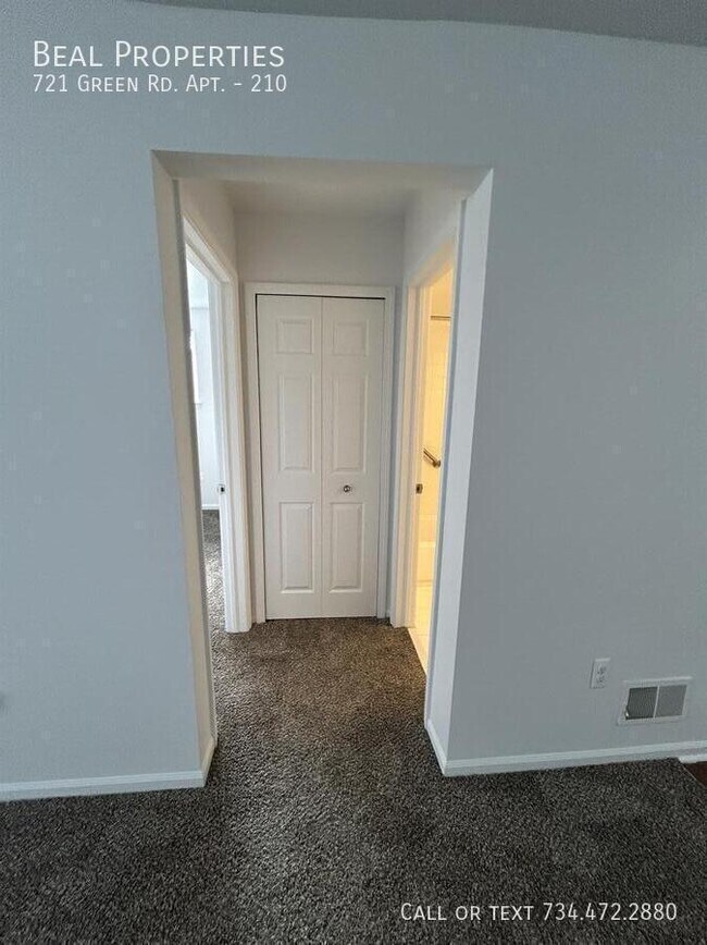 Building Photo - 721 Green Rd