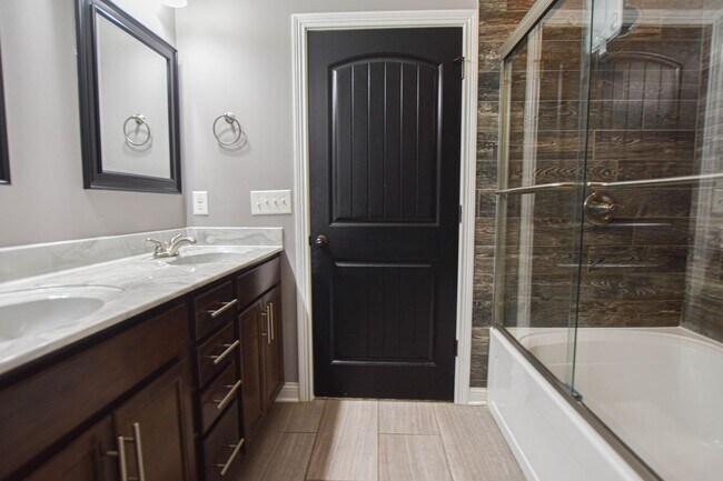 Building Photo - Pet Friendly Four Bedroom!