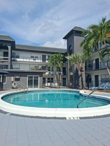 Building Photo - 1100 NE 9th Ave