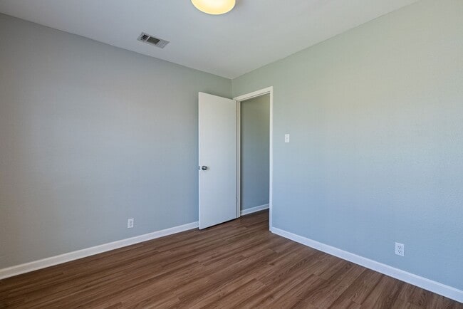 Building Photo - Charming 3-Bed Willowbend Home: Fireplace, Stainless Appliances, Garage, and Spacious Backyard!