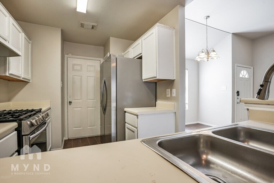 Building Photo - 6204 Duchess Dr