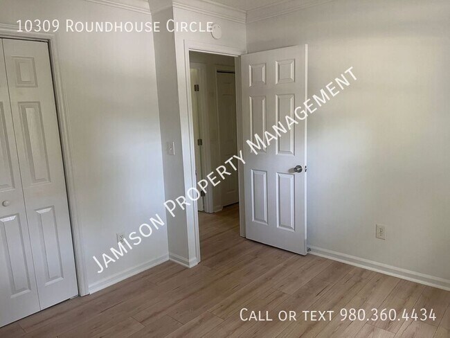 Building Photo - 10309 Roundhouse Cir