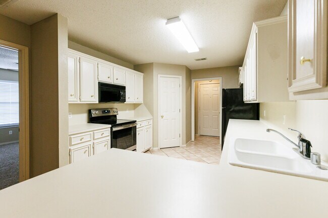 Building Photo - Welcome to this Spacious 2-Bedroom Home!