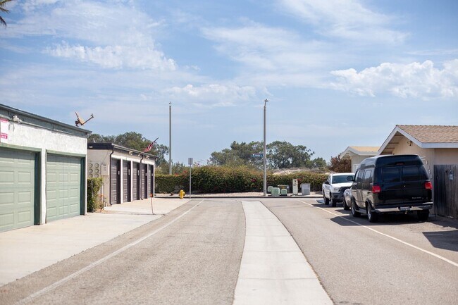Building Photo - 2 Bedroom + 1 Bathroom Apartment | Oxnard Shores | Unfurnished