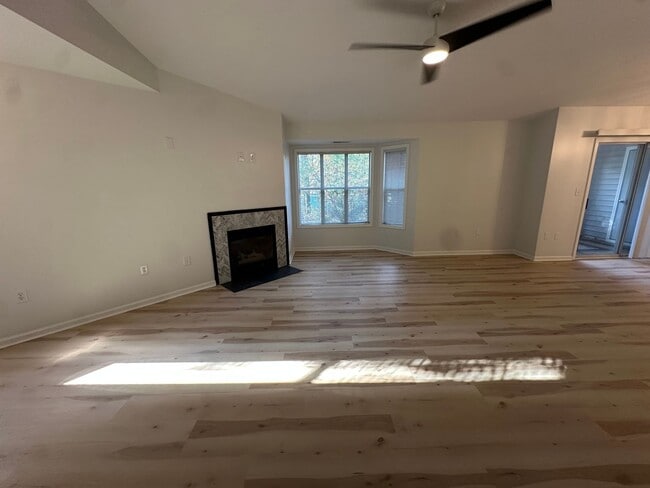 Building Photo - Spacious 2 Bedroom Luxury Condo with Pool Access – Wilmington, NC