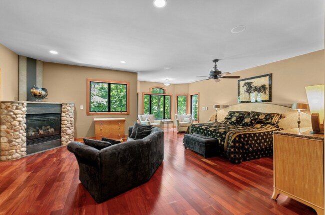 Building Photo - Luxurious 5-Bed Sanctuary with Scenic View...