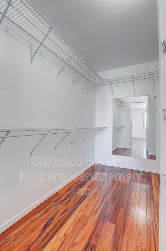 Building Photo - 8225 Fairmount Dr