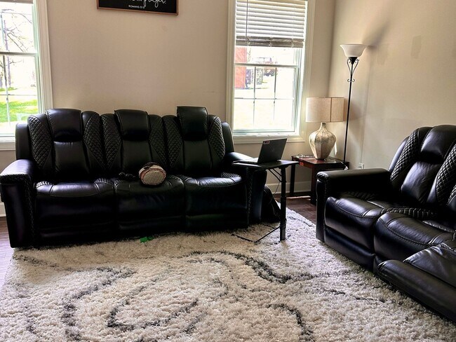 Building Photo - 3 Bedroom semi furnished Duplex type House in Imperial