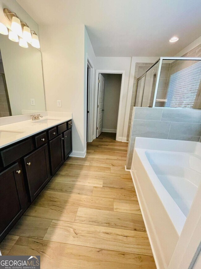 Building Photo - 3030 Westgate Park Dr