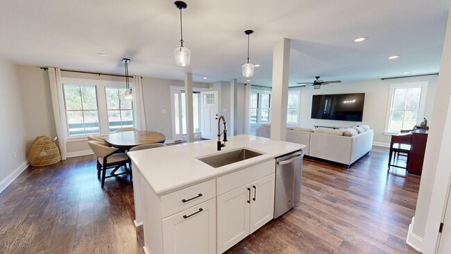 Building Photo - 103 Hillock Dr