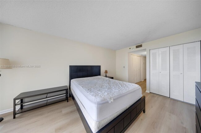 Building Photo - 7601 E Treasure Dr