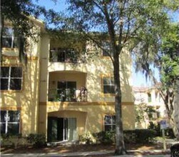 Building Photo - 1B/1B Plus a Den! Ground Floor Unit - Pinn...