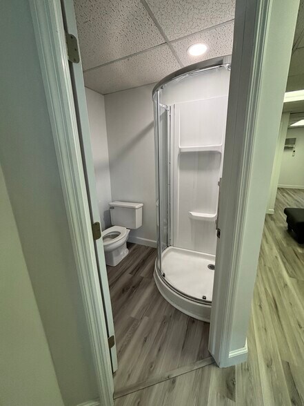 Full bath - 38 N Main St
