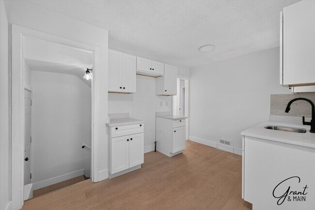 Building Photo - 3 Bedroom - 1 Bath - Warrendale - $1450
