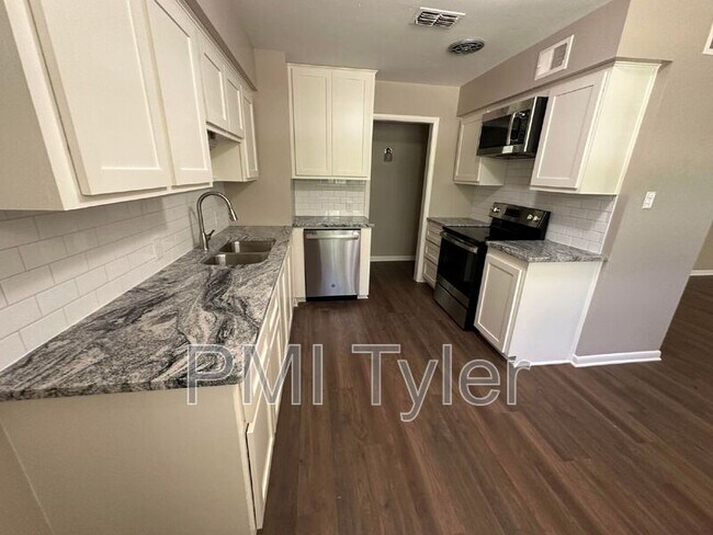 Building Photo - 2007 Bradshaw Dr