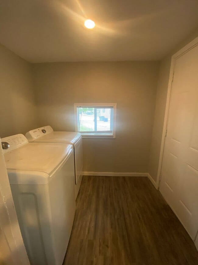 Building Photo - SW 2 bedroom home with many updates.