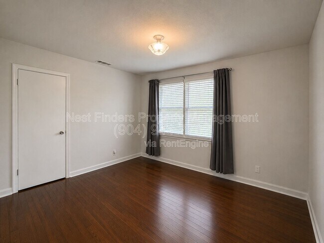 Building Photo - 1230 Lechlade St