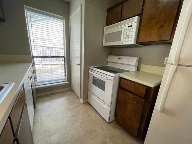 Building Photo - AUGUST PRE-LEASE!  Spacious 2 Bedroom 2 Ba...