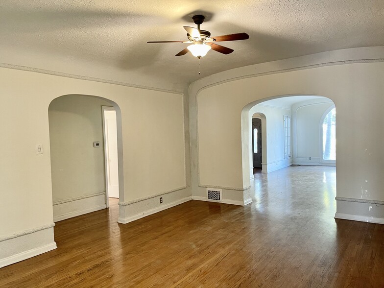 Building Photo - 1017 Meadowbrook Ave