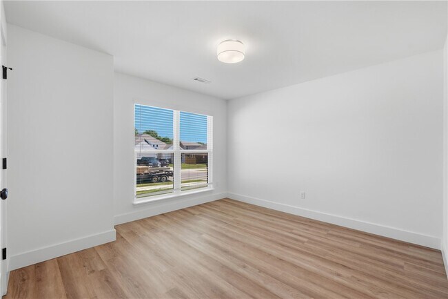 Building Photo - 5071 Vista Ave