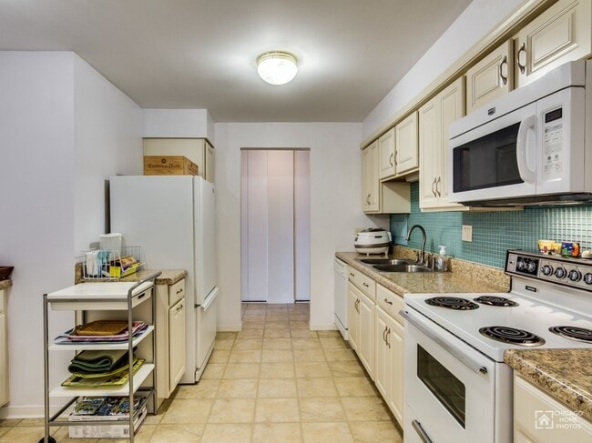 Building Photo - 1515 E Central Rd