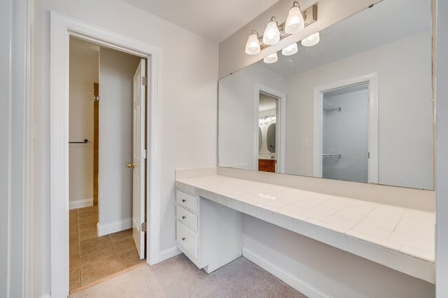 Building Photo - Charming 2 bed 2 bath condo with great water views in gated community in Charlotte on Lake Wylie!