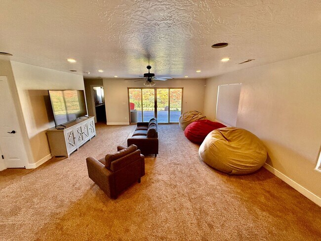 Building Photo - 521 N Creek Ridge Dr