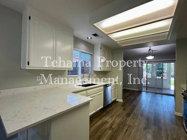 Building Photo - Executive 3 Bederoom 2 Bathroom home with in-ground pool and landscaping service included.