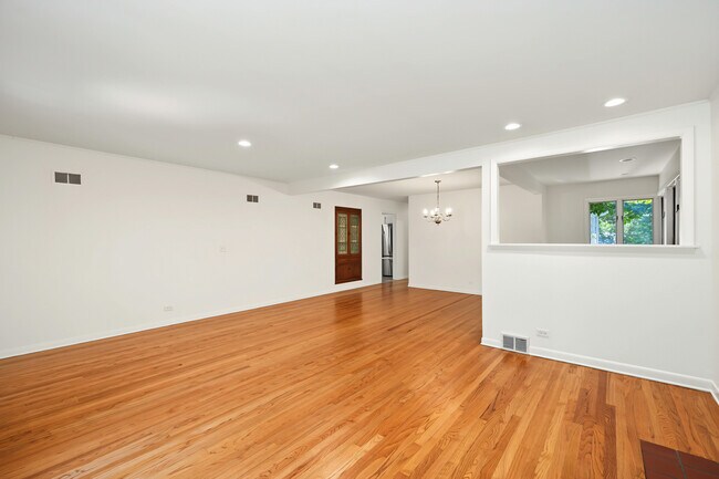 Building Photo - 673 N Park Blvd