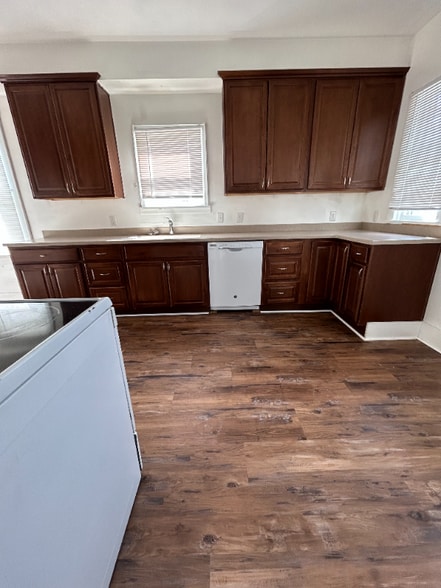 Building Photo - 410 8th St S