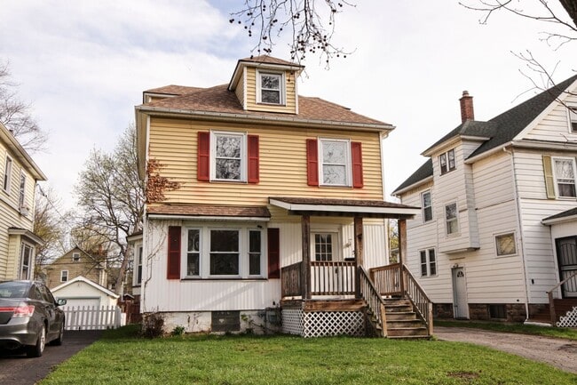 Building Photo - GREAT SINGLE FAMILY HOUSE . WAITING FOR YOU TO CALL HOME !!